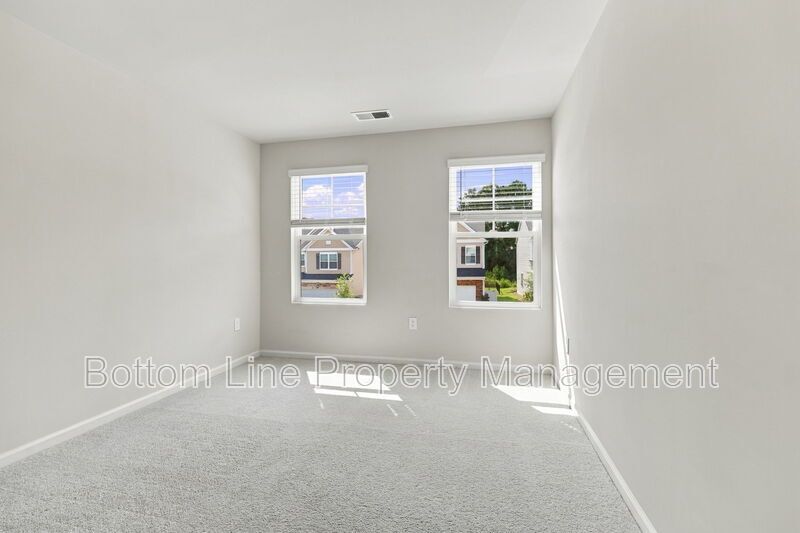 Stunning 3-Bedroom End-Unit Townhome with Garage & Screened Porch – In Pool Community property image