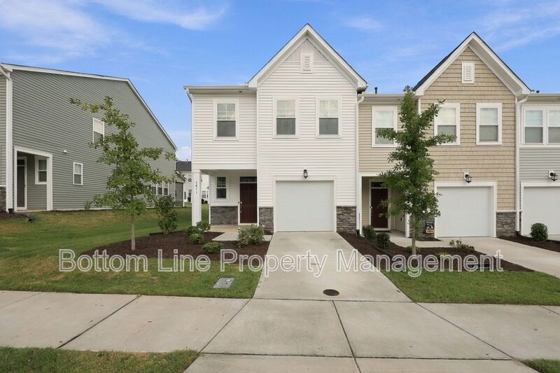 Stunning 3-Bedroom End-Unit Townhome with Garage & Screened Porch – In Pool Community property image