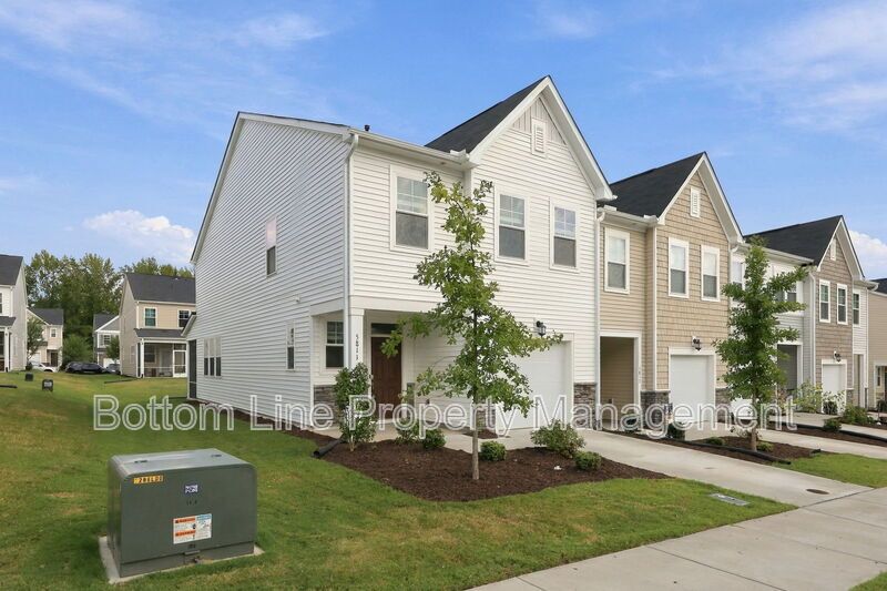Stunning 3-Bedroom End-Unit Townhome with Garage & Screened Porch – In Pool Community property image