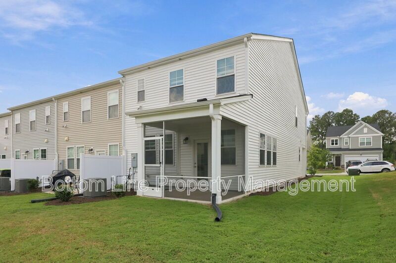 Stunning 3-Bedroom End-Unit Townhome with Garage & Screened Porch – In Pool Community property image