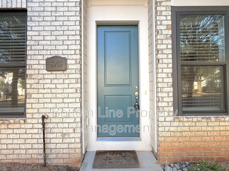 Luxurious 3 Bedroom 2.5 Bathroom TownHouse For Rent property image