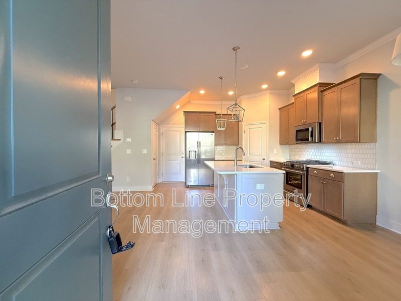 Luxurious 3 Bedroom 2.5 Bathroom TownHouse For Rent property image