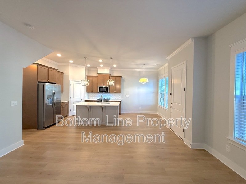 Luxurious 3 Bedroom 2.5 Bathroom TownHouse For Rent property image