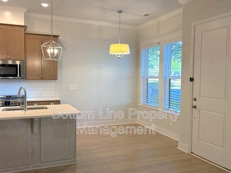 Luxurious 3 Bedroom 2.5 Bathroom TownHouse For Rent property image