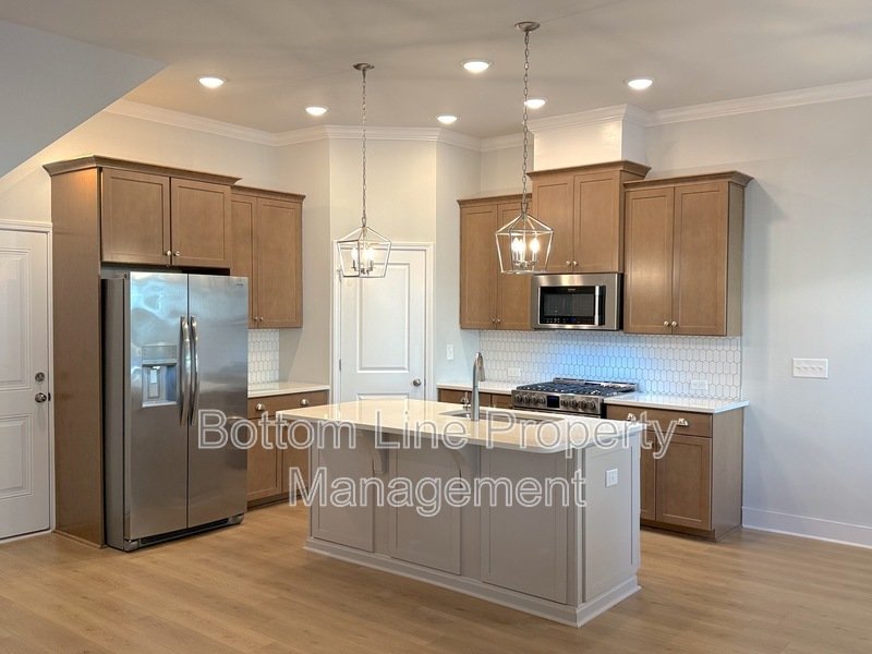 Luxurious 3 Bedroom 2.5 Bathroom TownHouse For Rent property image