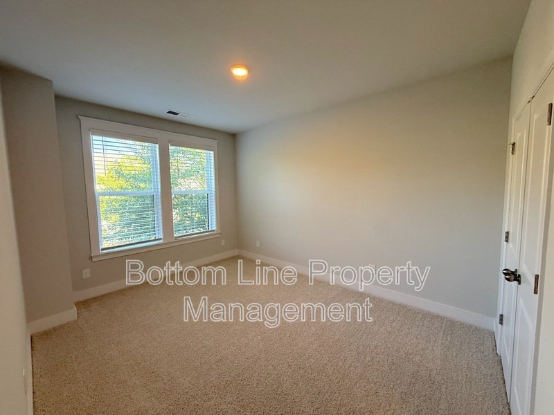 Luxurious 3 Bedroom 2.5 Bathroom TownHouse For Rent property image
