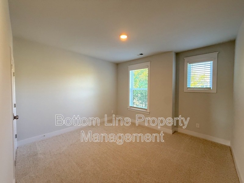Luxurious 3 Bedroom 2.5 Bathroom TownHouse For Rent property image