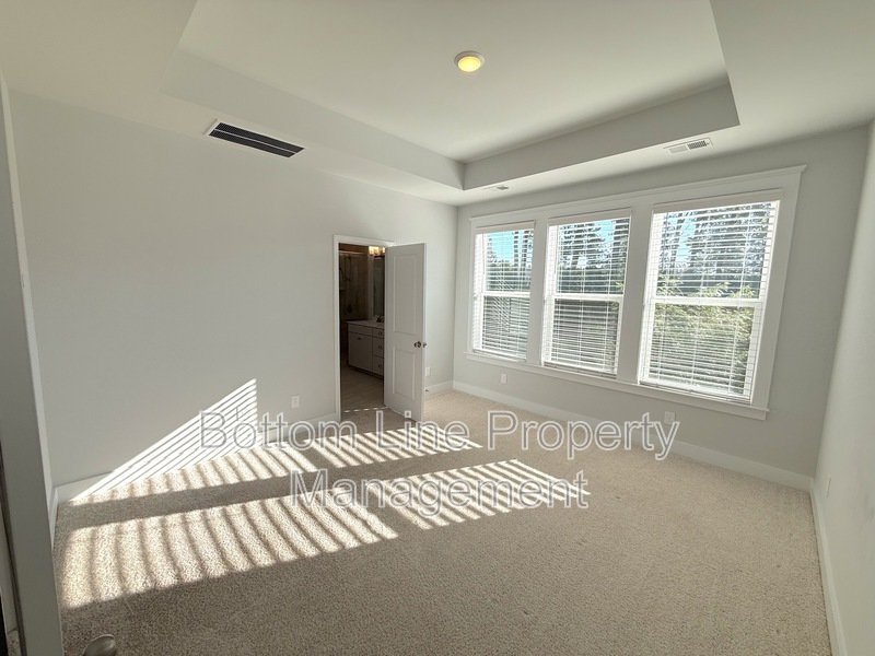 Luxurious 3 Bedroom 2.5 Bathroom TownHouse For Rent property image
