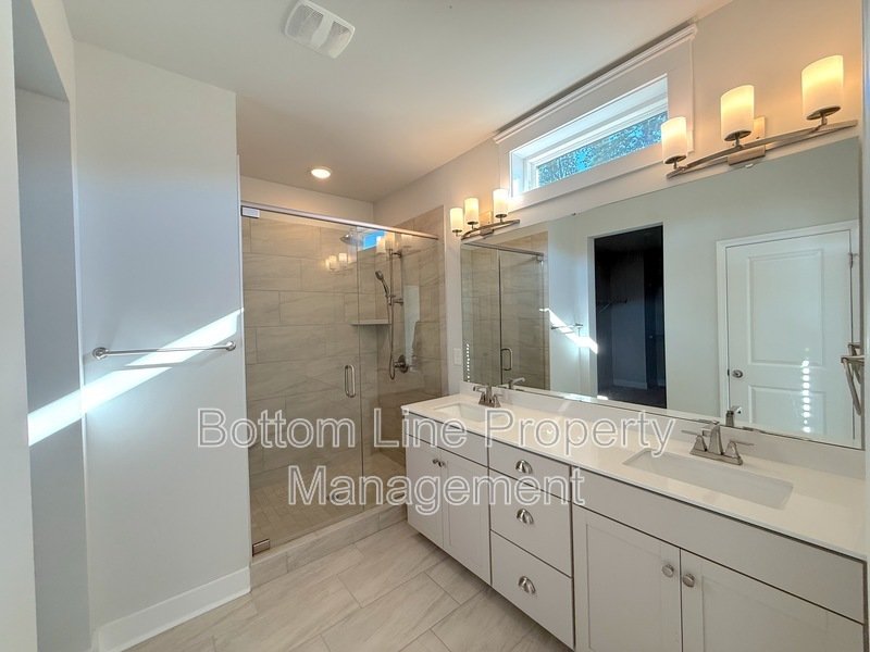 Luxurious 3 Bedroom 2.5 Bathroom TownHouse For Rent property image