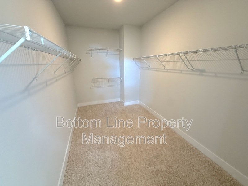 Luxurious 3 Bedroom 2.5 Bathroom TownHouse For Rent property image