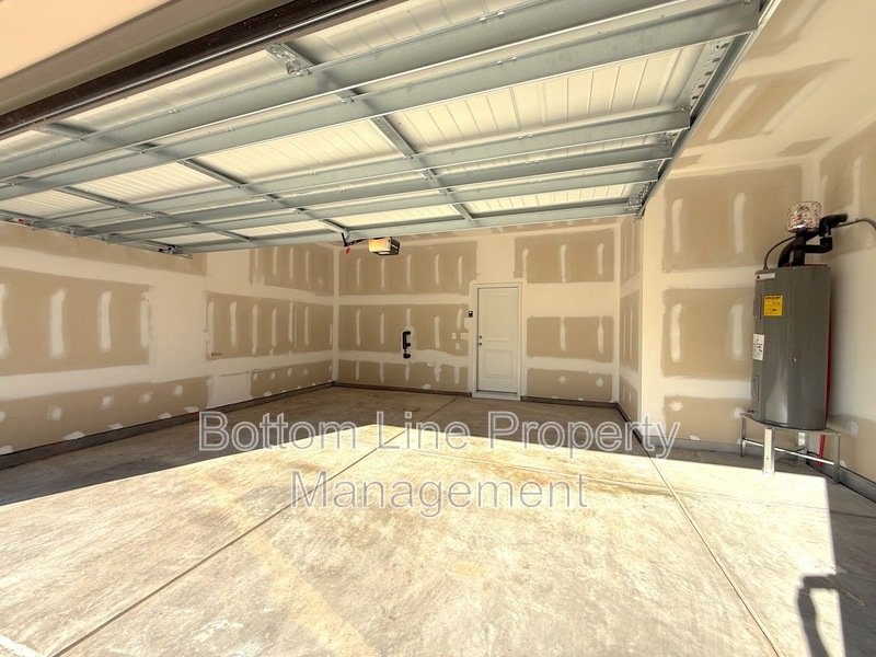 Luxurious 3 Bedroom 2.5 Bathroom TownHouse For Rent property image