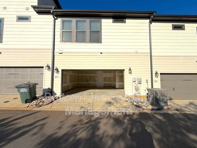 Luxurious 3 Bedroom 2.5 Bathroom TownHouse For Rent property image