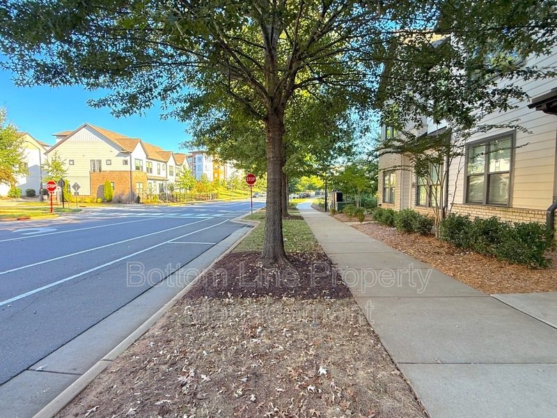 Luxurious 3 Bedroom 2.5 Bathroom TownHouse For Rent property image