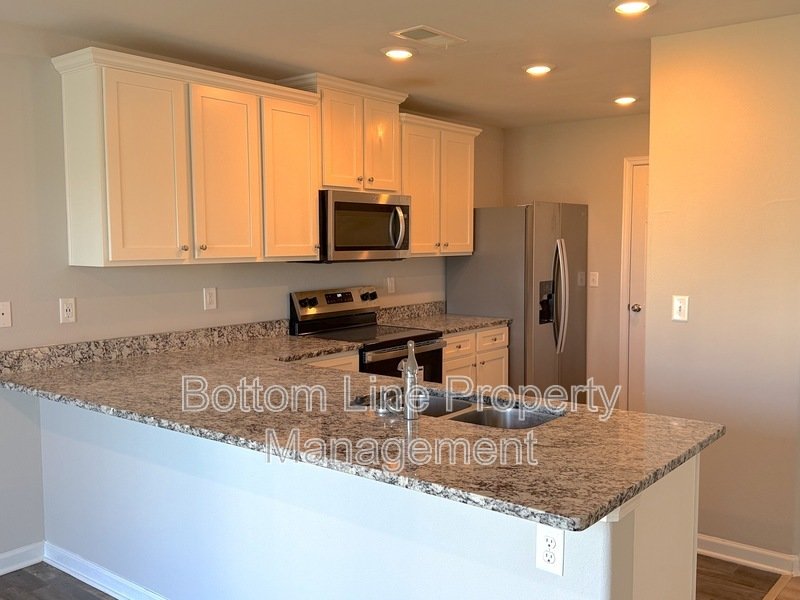 Spacious Home, Ready for Move-in in a Desired Area - MOVE-IN Special! property image
