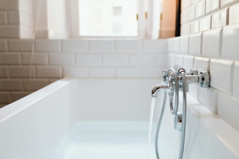 7 Plumbing Issues You'll Encounter In an Old Bathroom and Kitchen